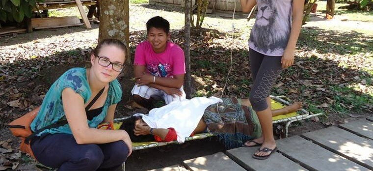 Ein Malariatest für einen Urarina des Amazonasgebiets in Peru