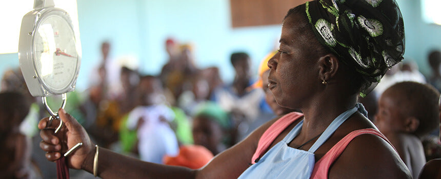Je eine Vorsorgeuntersuchung für zwei Kinder in Benin