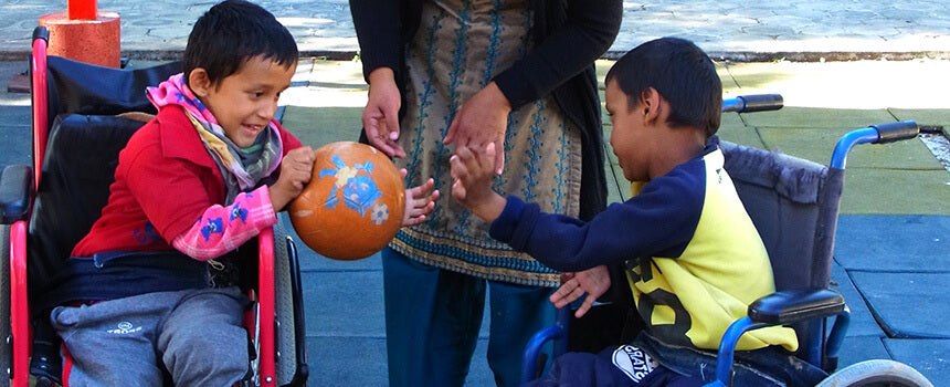 Eine Physiotherapiesitzung für ein Kind mit Behinderung in Nepal