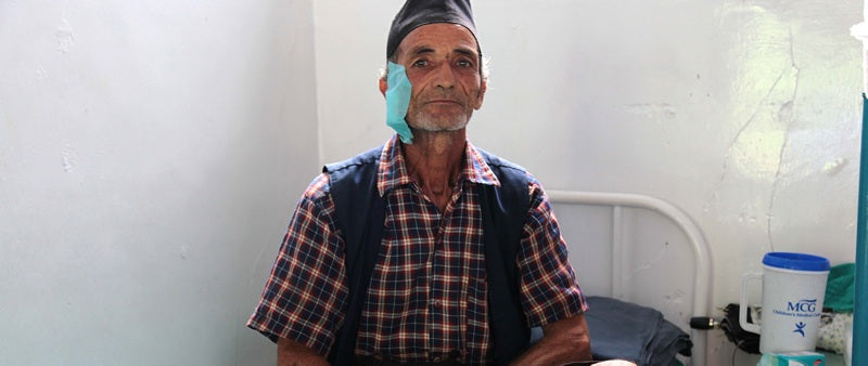 Eine medizinische Behandlung für einen bedürftigen Menschen in Nepal