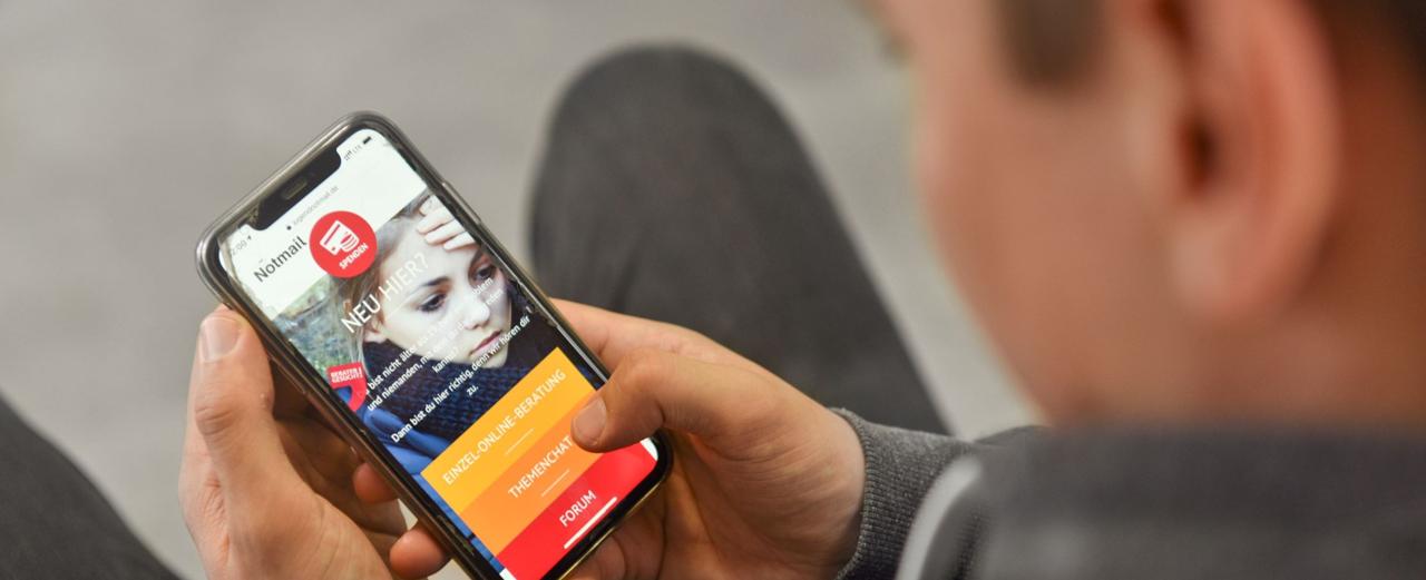 Eine helfende E-Mail für eine jugendliche Person in Deutschland
