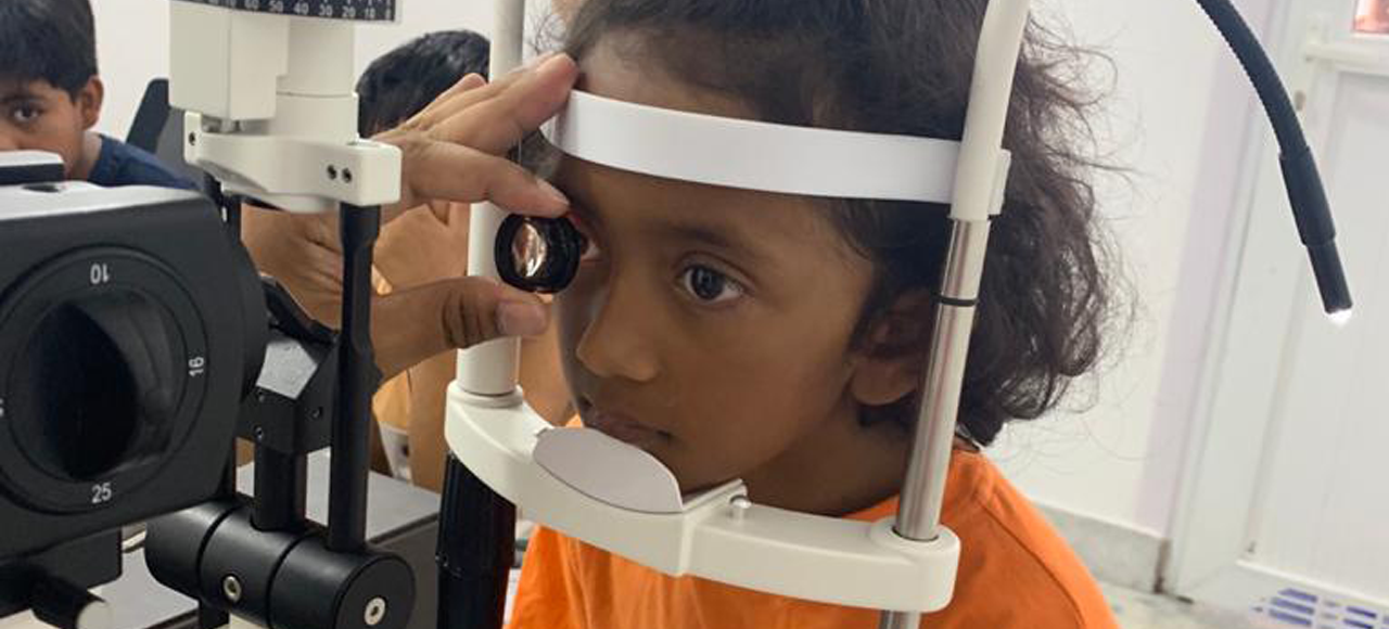 Eine medizinische Vorsorgeuntersuchung für ein Kind in Nepal
