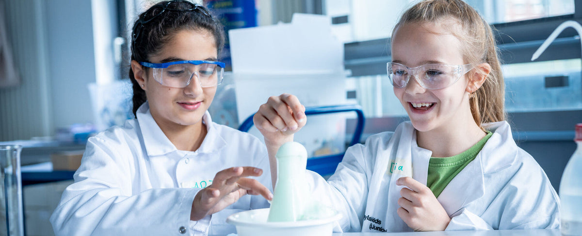 Kinder bei einem Experiment – Projektfoto aus dem Kalender 2025