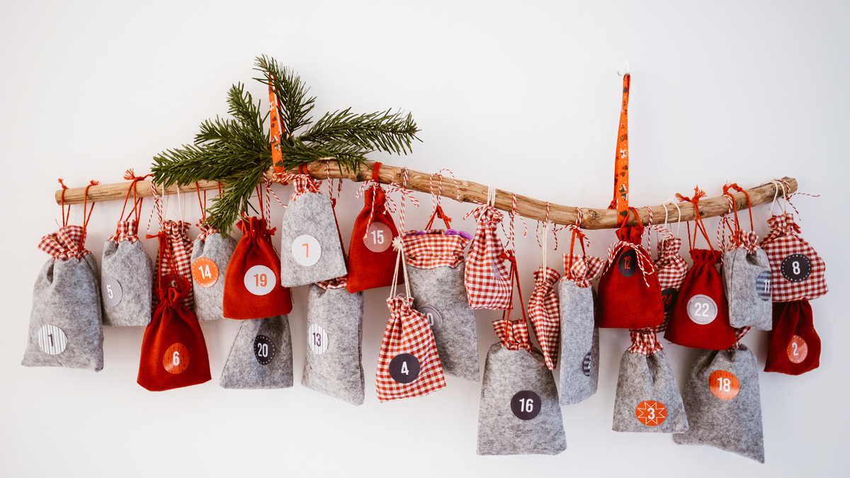 selbstgemachter Adventskalender an einem Ast