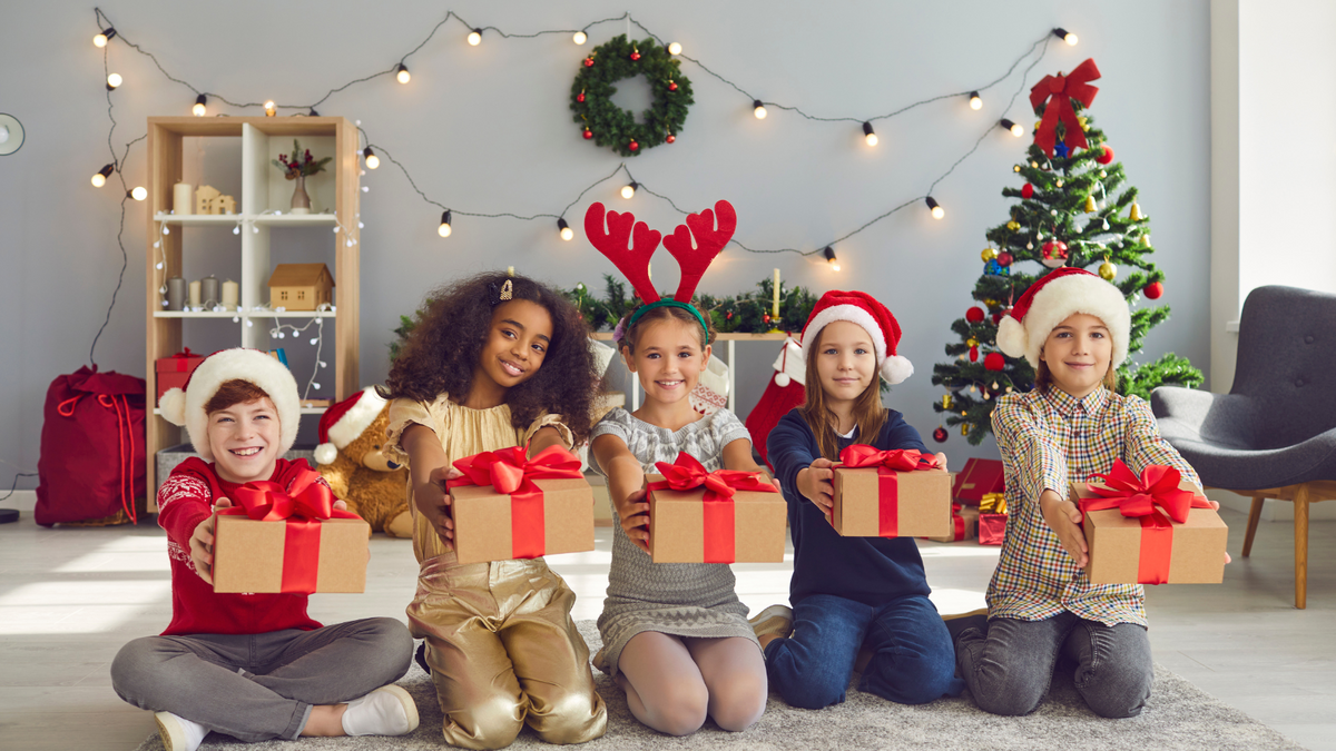 Kinder verschenken selbstgemachte Geschenke
