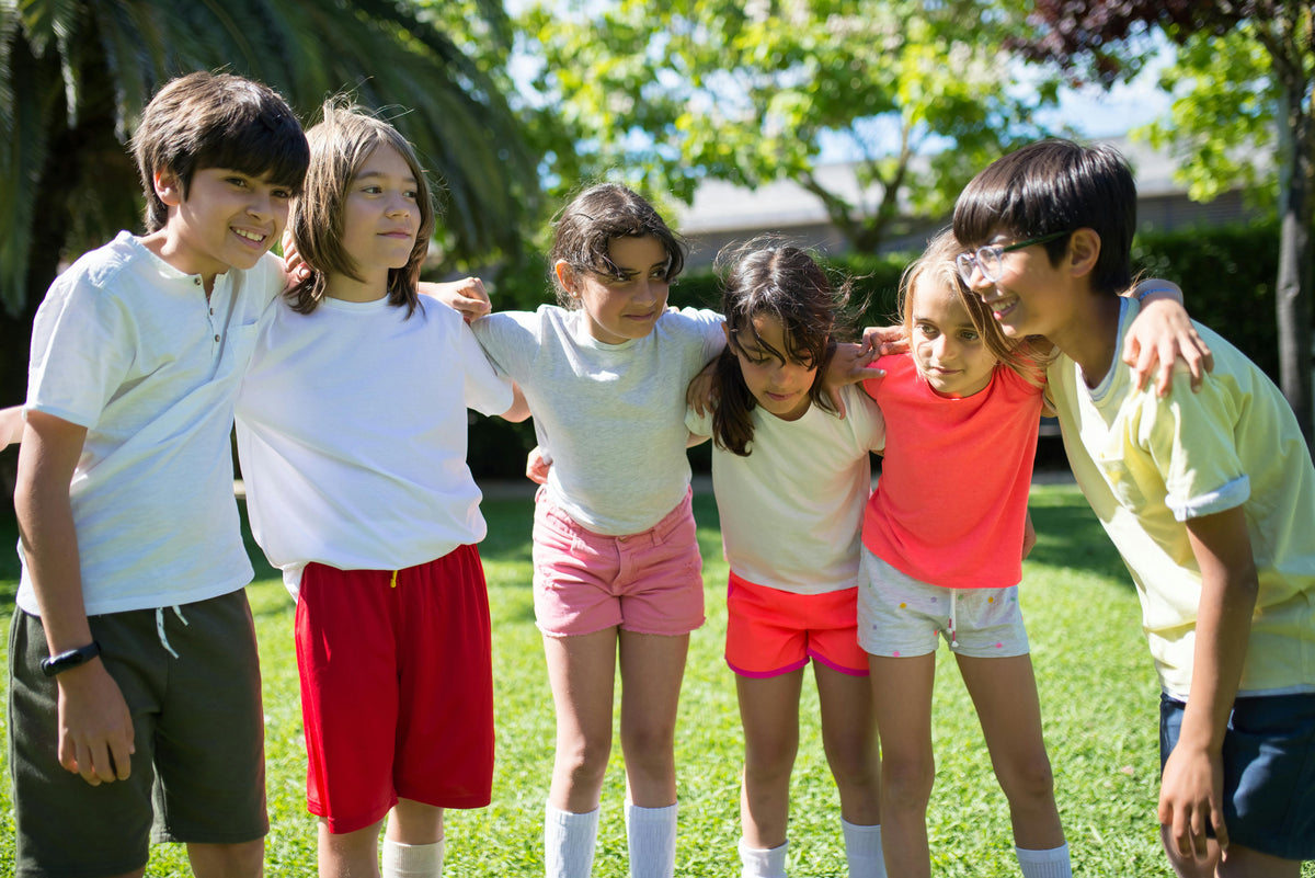 Kinder lachen und nehmen an Gruppenaktivitäten in einem Sommerlager in Deutschland teil, wodurch Gemeinschaftsgefühl und Selbstwertgefühl durch Teamarbeit und Naturerlebnisse gestärkt werden.