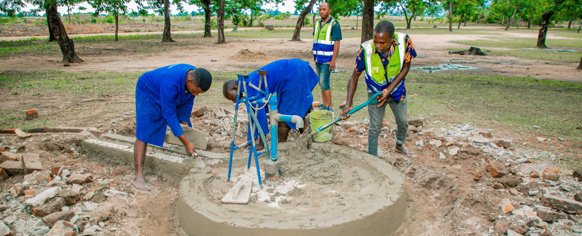 Arbeiten an einer Wasserpumpe – Projektfoto aus dem Kalender 2025