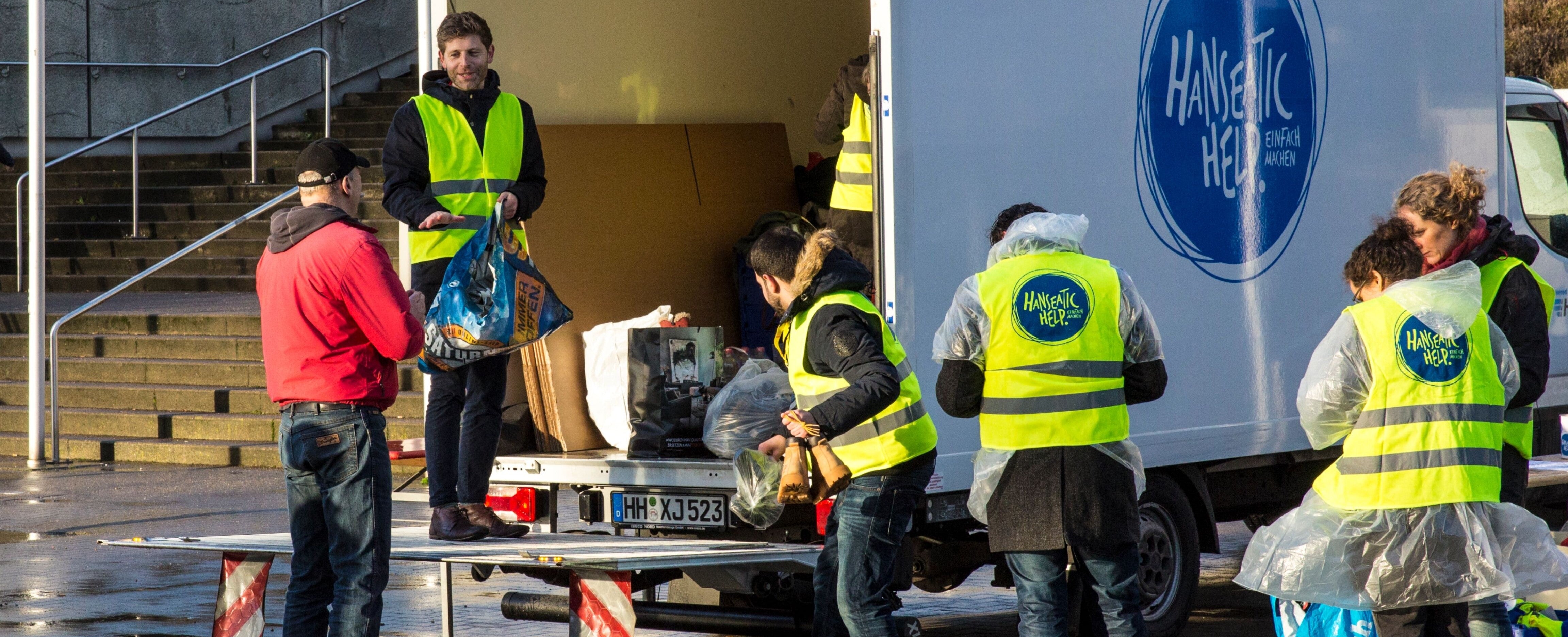 Ein paar warme Socken für einen obdachlosen Menschen in Hamburg