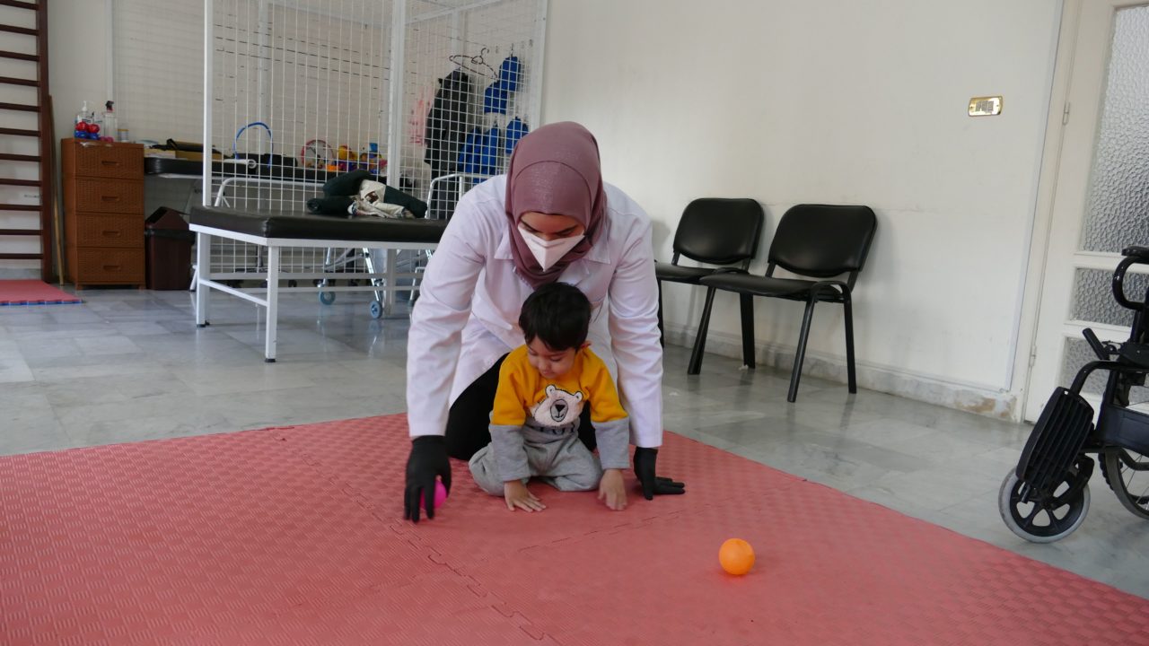 Eine Minute Physiotherapie für ein Kind mit Behinderung im Libanon