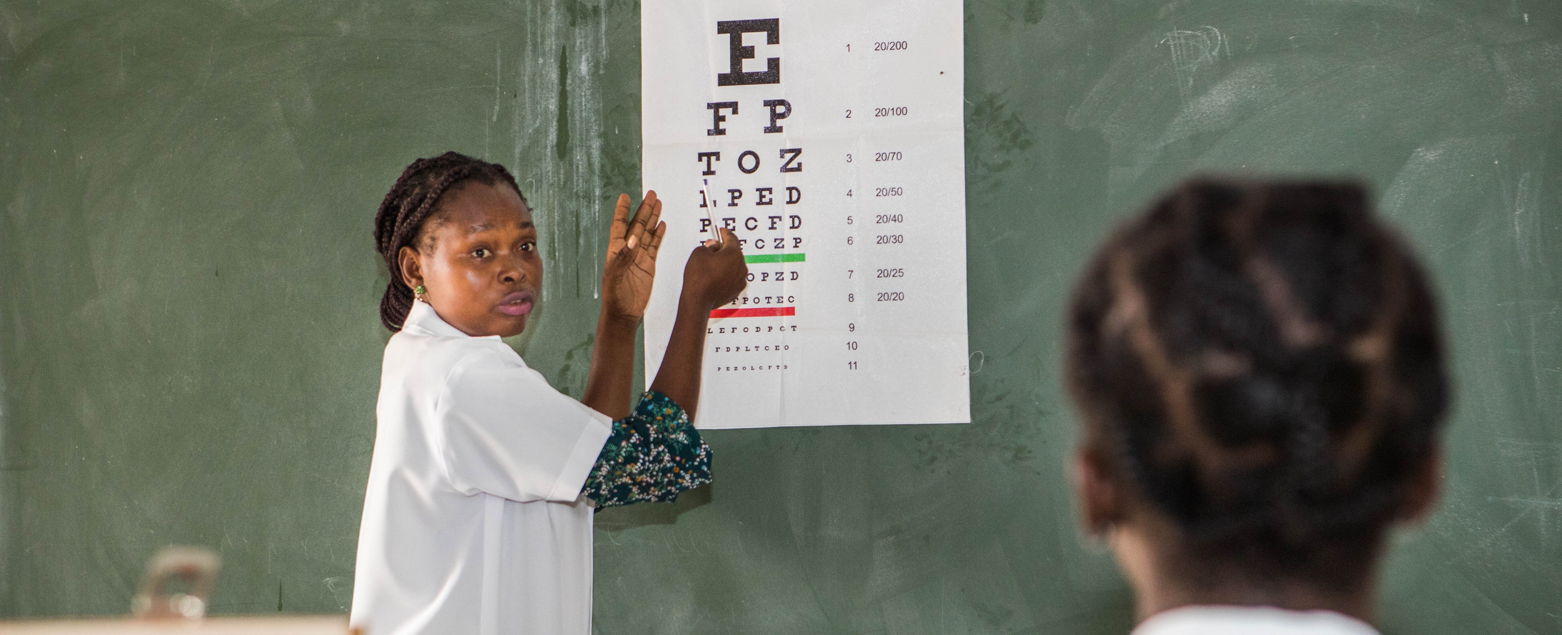 Eine augenmedizinische Untersuchung eines Schulkindes in Mosambik